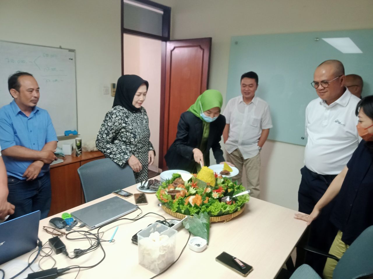 Tasyakuran Hari Ulang Tahun Bapak Ir. Hanny Ridwan Gunadharma ( Komisaris ) dan Bapak Irwan Suprihatin, SE ( Direktur Utama) di Kantor BPRTAS